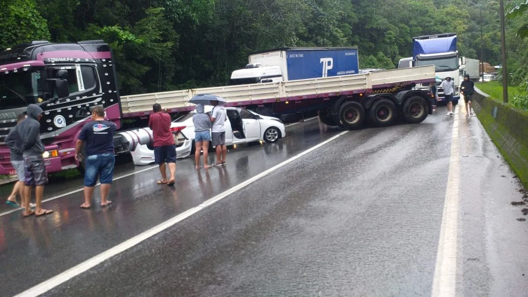 Acidente Entre Carro E Carreta Na Br Em Guaratuba Mobilidade Curitiba