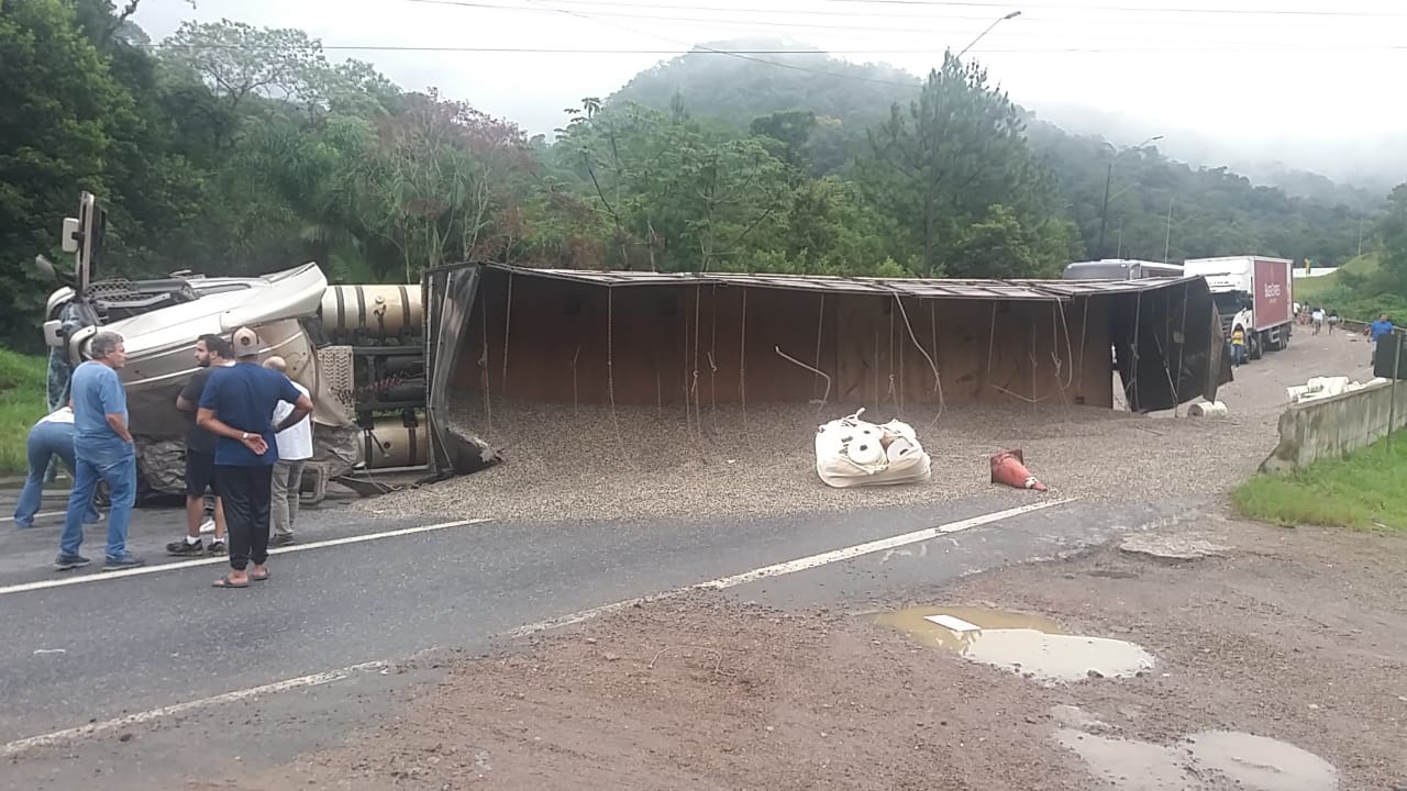 Tombamento De Carreta Bloqueia BR 376 Em Guaratuba Mobilidade Curitiba