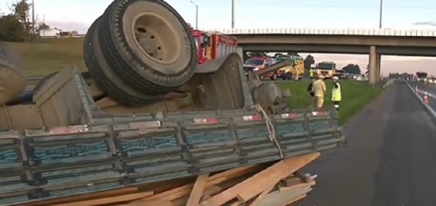 Tombamento De Caminh O Bloqueia Al A De Acesso Do Contorno Leste