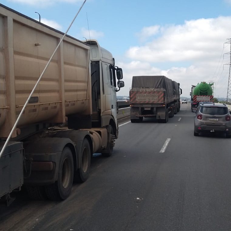 Colisão entre carretas na BR 376 em Curitiba Mobilidade Curitiba