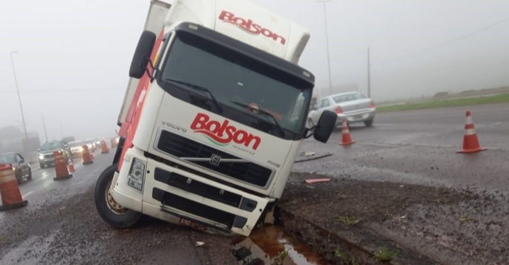 Acidente caminhão na BR 277 em Cascavel Mobilidade Curitiba