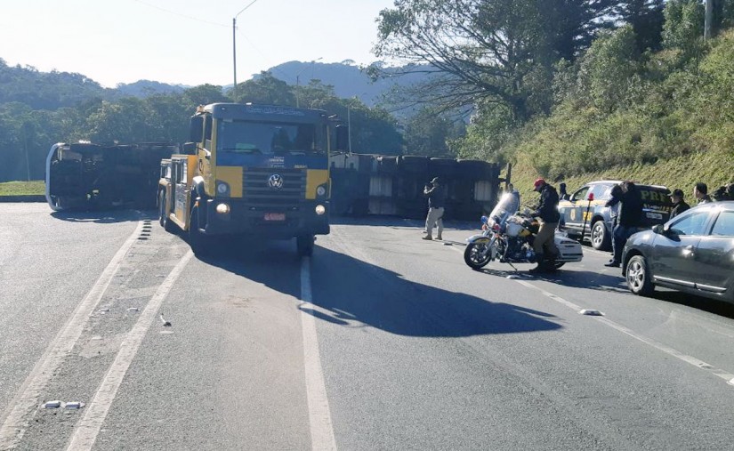 Caminhão na BR-376 em Guaratuba