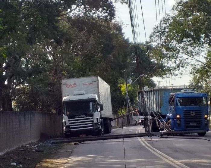 Caminhão enrosca em fiação na Cidade Industrial de Curitiba