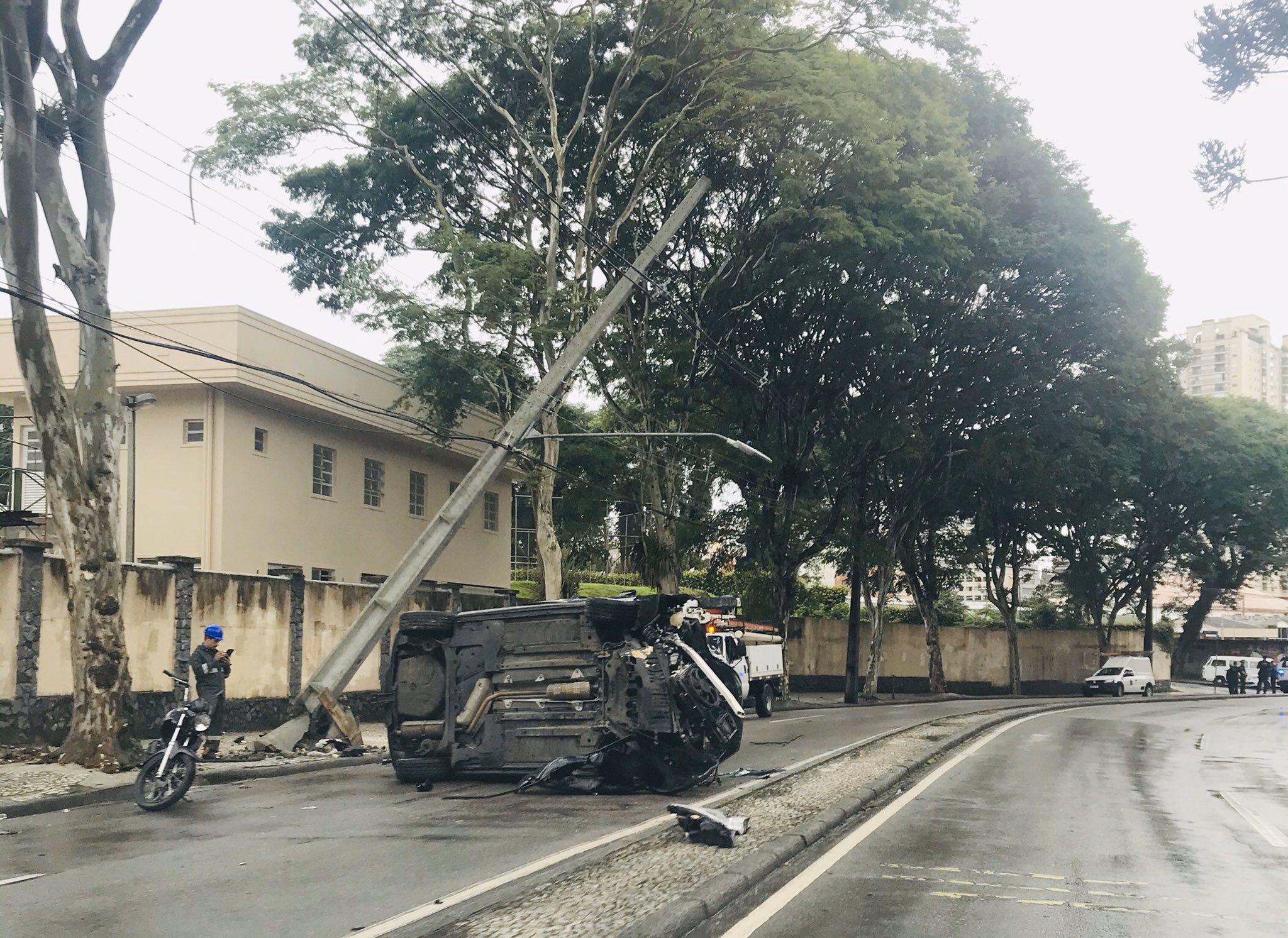 Carro Rua Luiz Leão