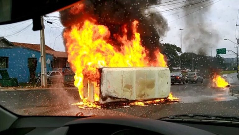 Kombi Tomba E Pega Fogo Na Avenida Abel Scuissiato