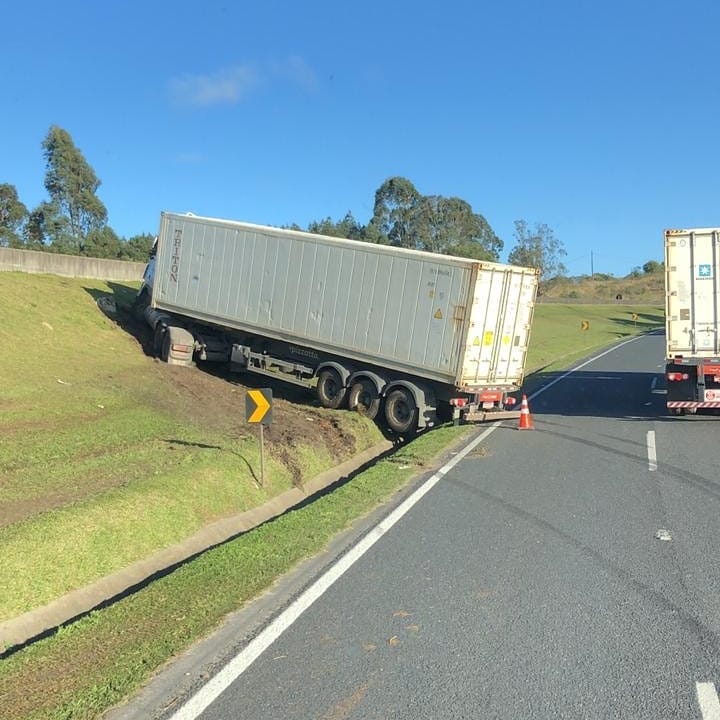 Carreta saiu da pista