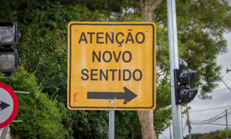 Novo sentido Rua Izabel Raska Voluz