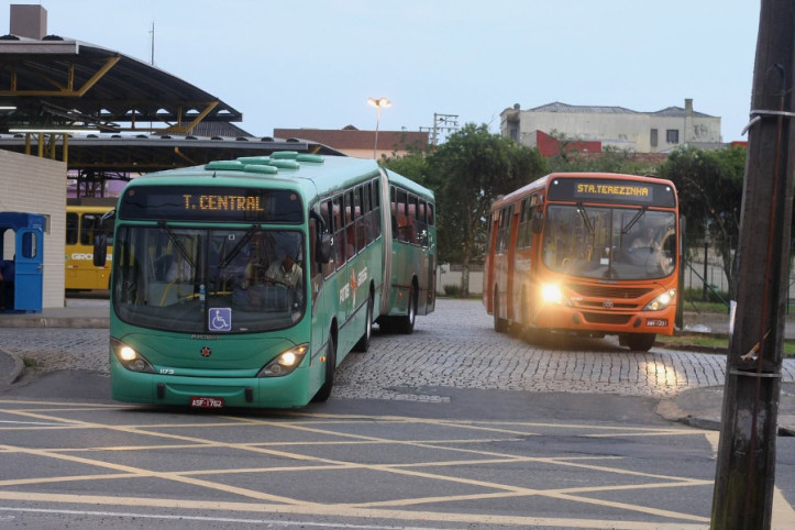 ônibus verde vermelho