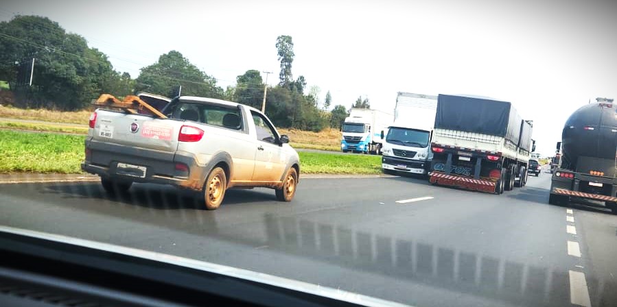 caminhão contra mão