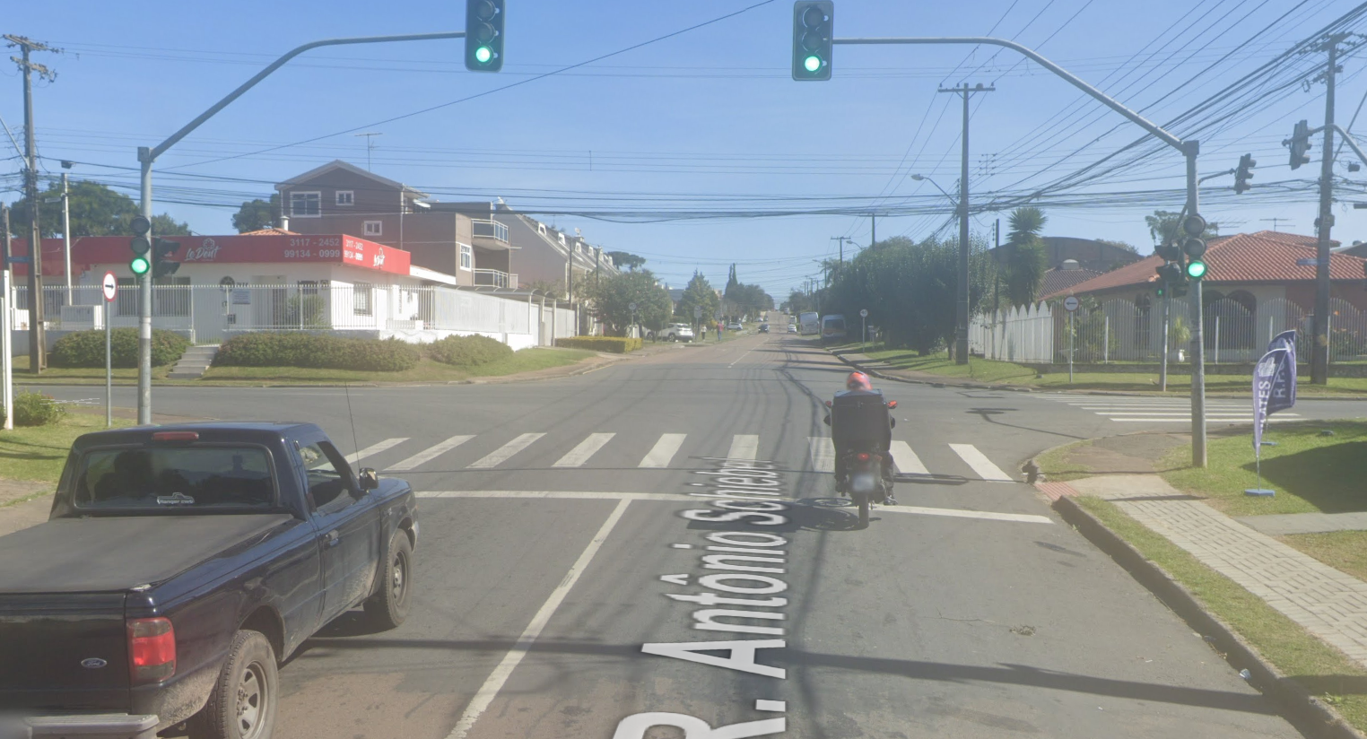 Rua Antônio Schiebel, esquina com a Rua Tenente Francisco Ferreira de Souza, no bairro Boqueirão, em Curitiba