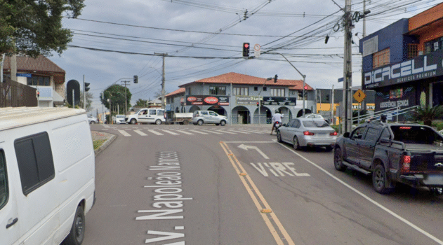 Avenida Napoleão Manosso com a Avenida Manoel Ribas