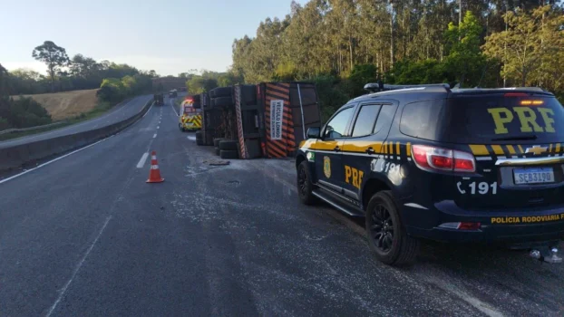 tombamento de caminhão do tipo bitrem br-376