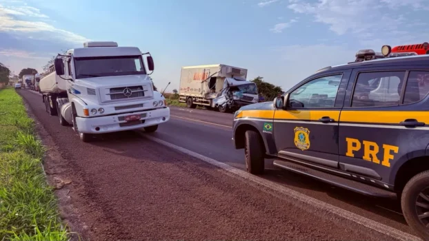COLISÃO ENTRE CAMINHÕES NA BR-376 EM GUAIRAÇÁ