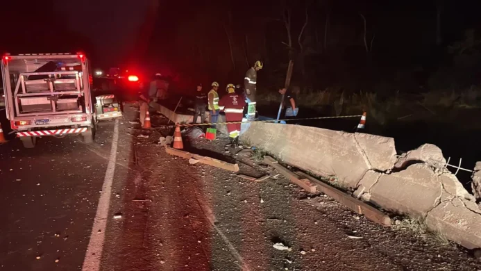 Tombamento de Carreta com Carga Pesada BR-376