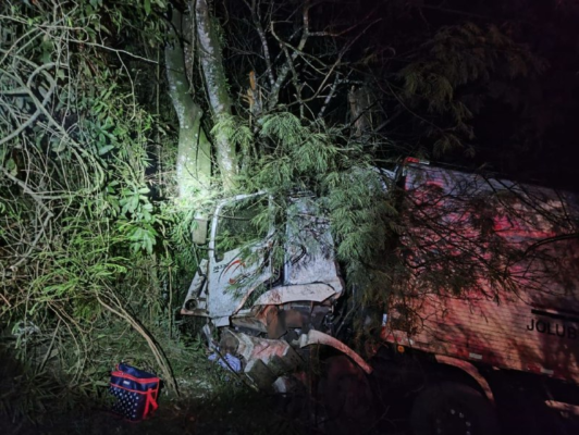 Caminhão sai da pista na BR-376