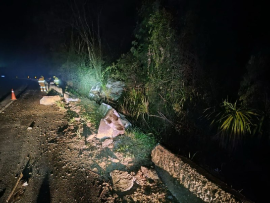 Caminhão sai da pista na BR-376