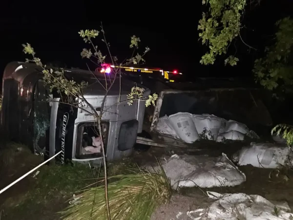 tombamento de um caminhão br-476