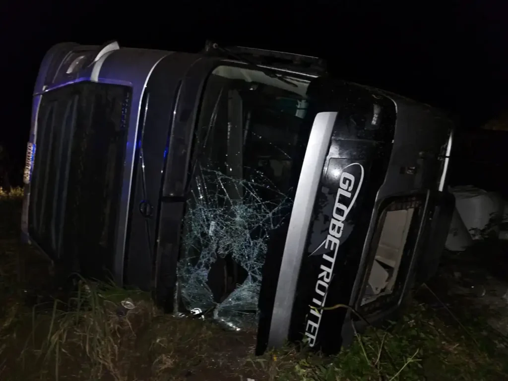 tombamento de um caminhão br-476