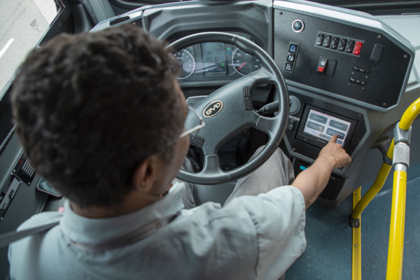 Os ônibus de Curitiba são equipados com um botão de importunação sexual no console do motorista