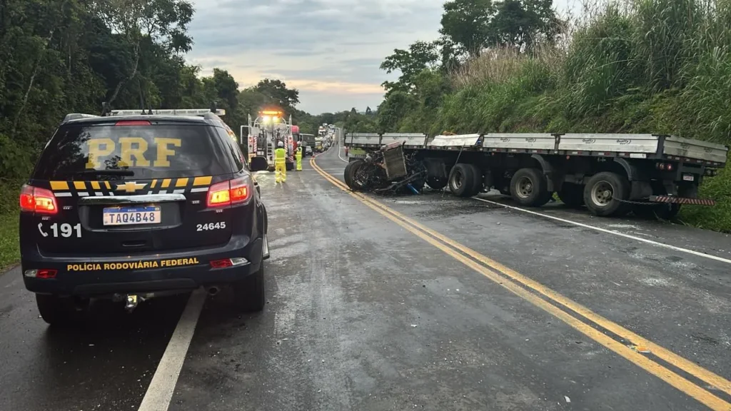 Acidente envolvendo caminhão no km 250 da BR-277 em Irati