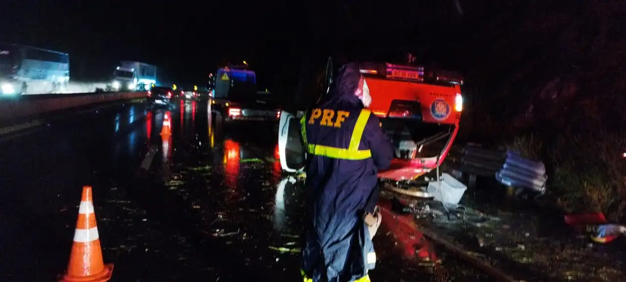 Acidente envolvendo viatura oficial do Corpo de Bombeiros na BR-376 em Tibagi