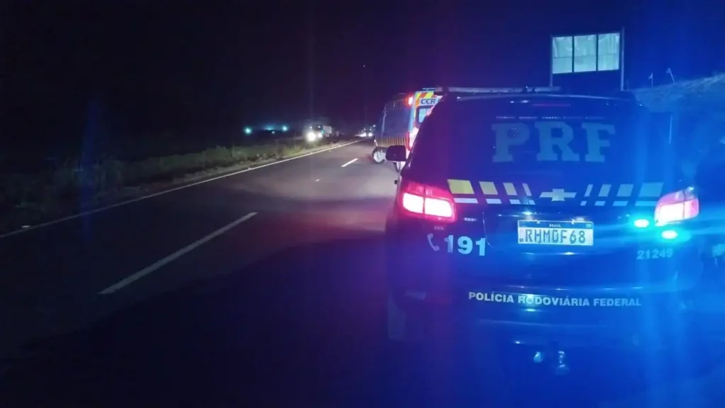 Veículo tombado no km 487 da BR-376