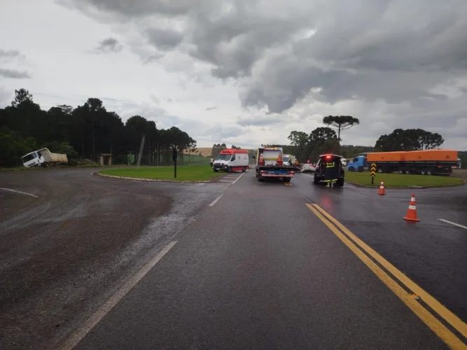 Acidente no km 239 da BR-277, em Fernandes Pinheiro