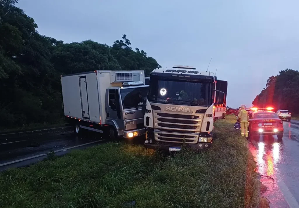 Acidente envolvendo três veículos de carga na BR-376 em Ponta Grossa