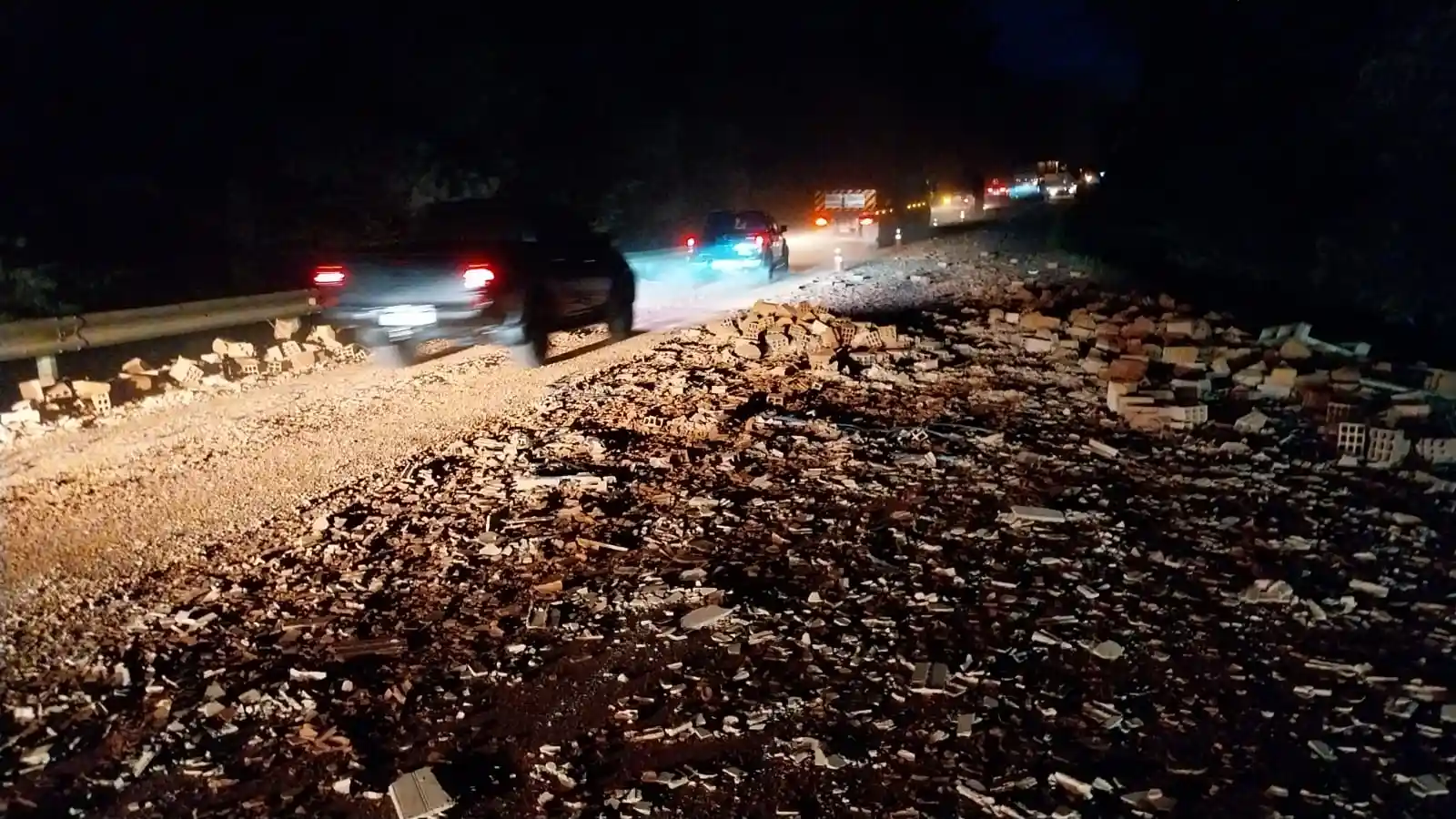 carga sexta derramada BR-376