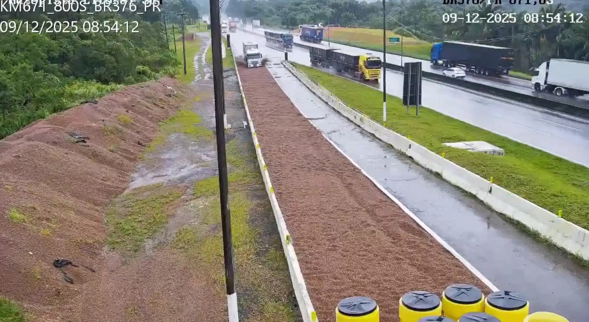 km 671 br-376 área de escape veículo