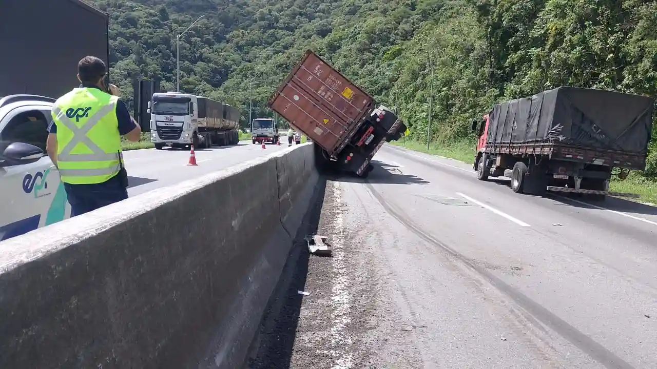 tombamento de caminhão no km 40 da BR-277