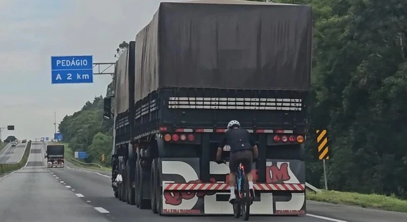 CICLISTA rabeira caminhão