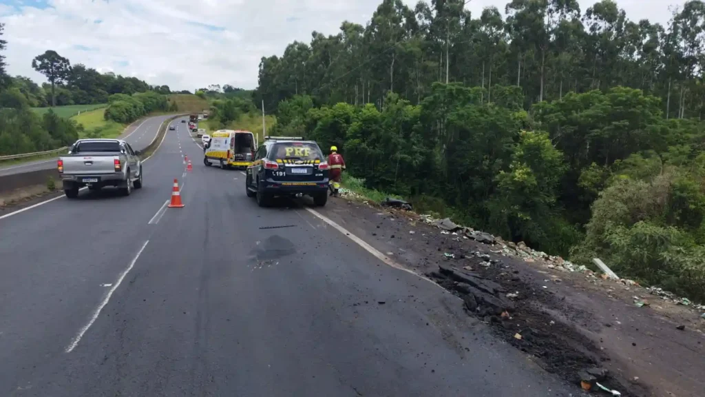 Capotamento de caminhão com semi reboque atrelado