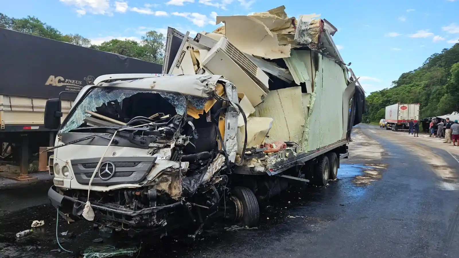 Colisão frontal caminhão