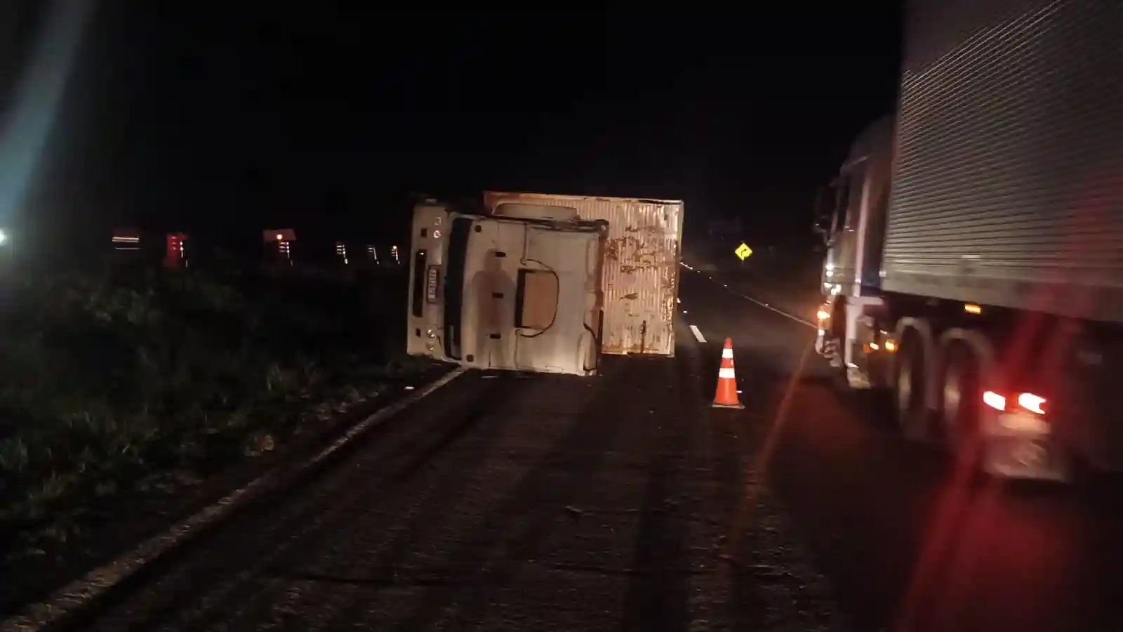 Tombamento de um caminhão no km 516 br-376