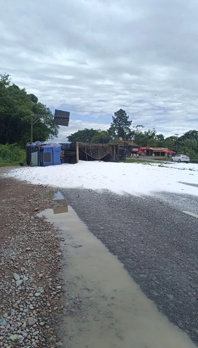 br-277 caminhão tombado