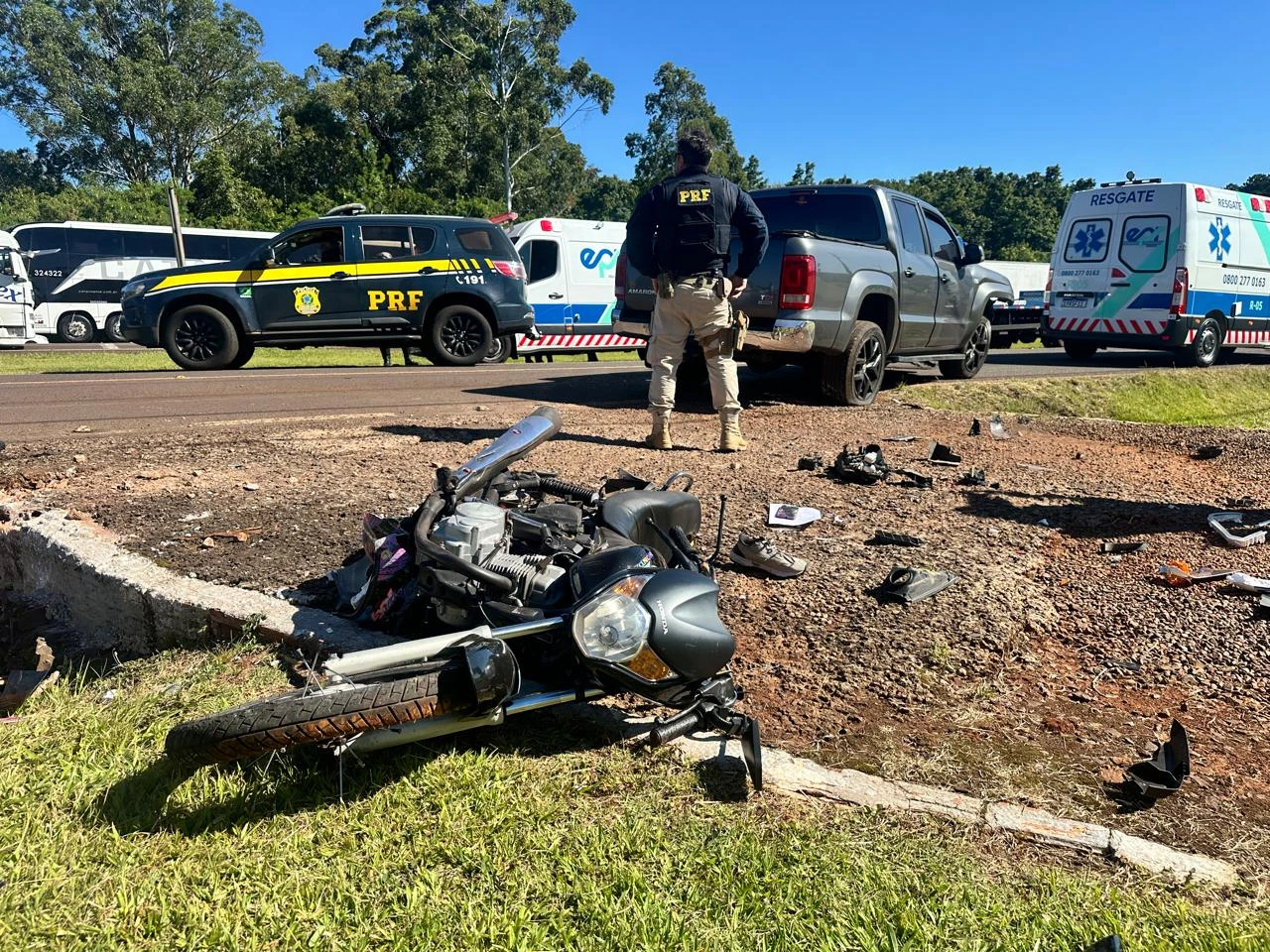caminhonete e uma motocicleta br-277