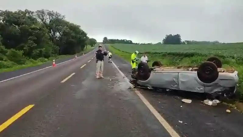 saída de pista seguida de capotamento BR-277