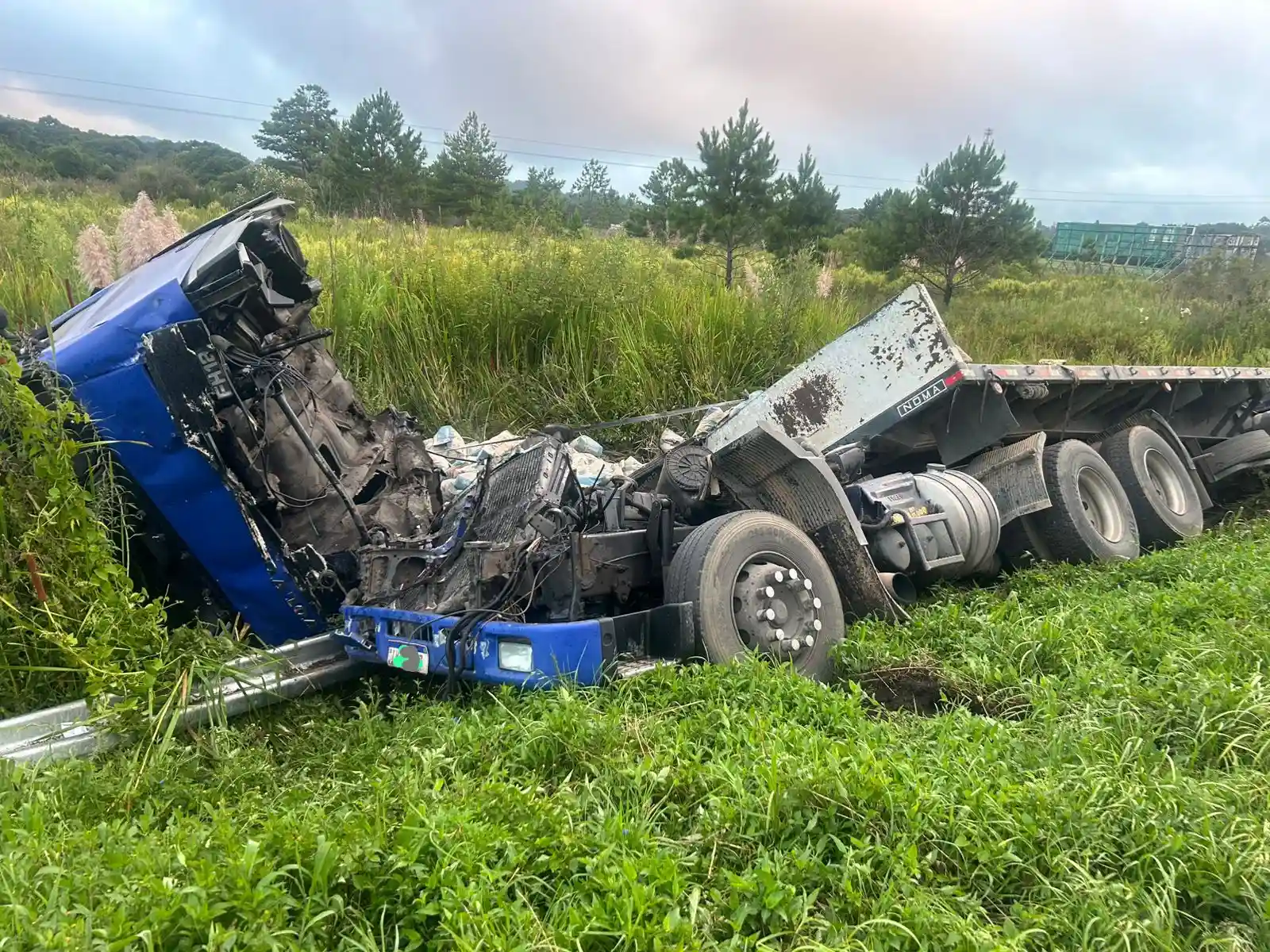 Colisão traseira seguida de tombamento