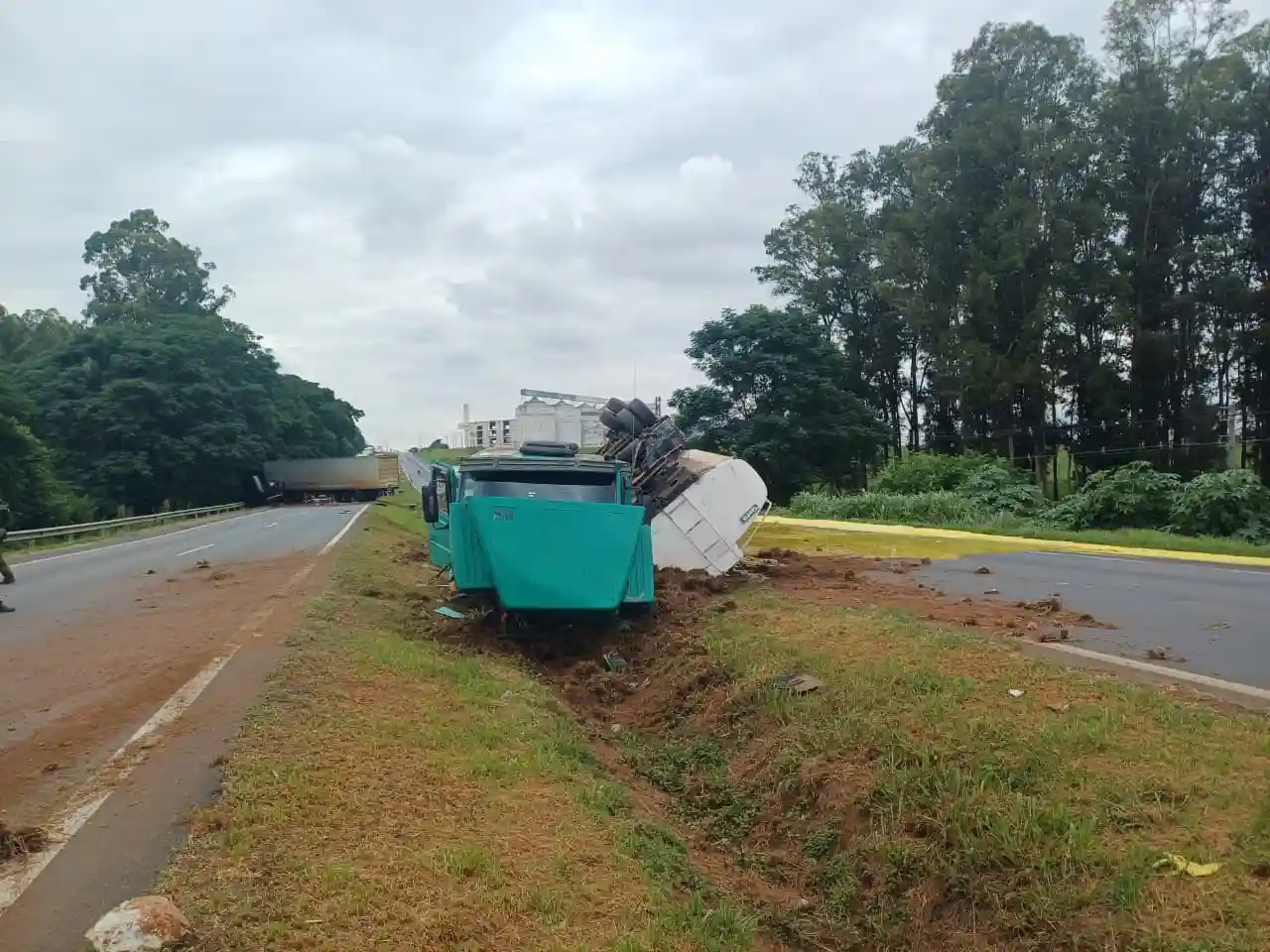 colisão envolvendo dois caminhões BR-376 PONTA GROSSA