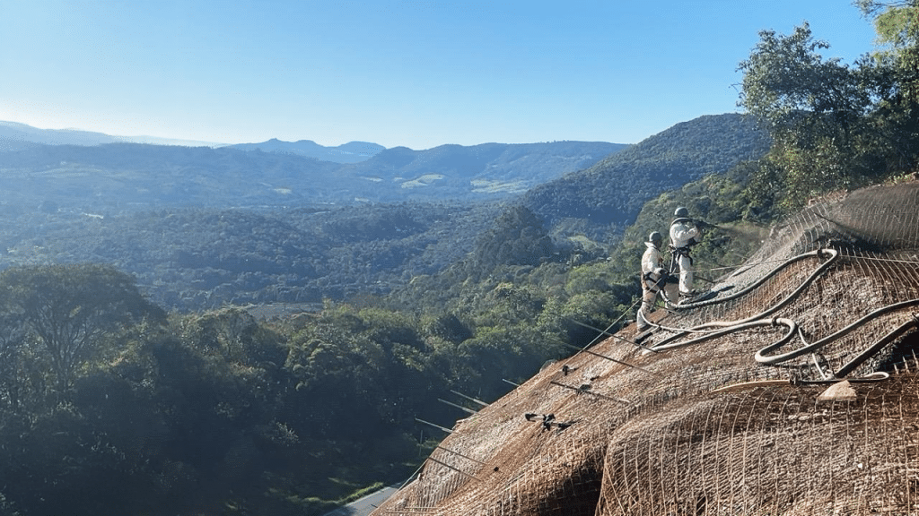 recuperação de taludes na Serra da Esperança